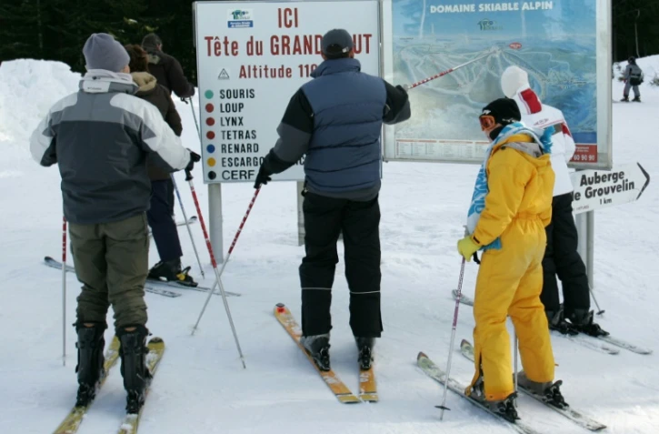 Des skieurs devant une carte du domaine skiable, le 29 janvier 2006 à Gérardmer dans les Vosges