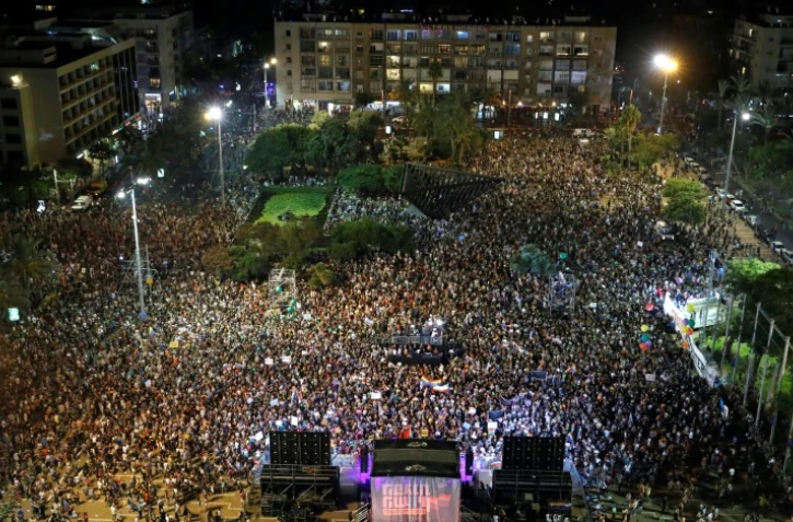 Des manifestants rassemblés sur la place Yitzhak Rabin à Tel-Aviv pour manifester contre une loi interdisant la GPA aux couples gays, le 22 juillet 2018