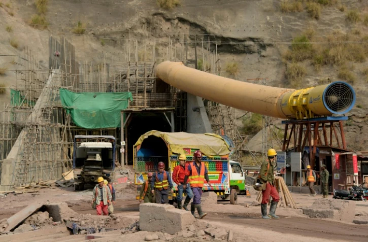 Des ouvriers chinois et pakistanais s'activent pour bâtir une centrale hydroélectrique dans la région de Muzaffarabad, (Cachemire pakistanais), le 1er novembre 2017