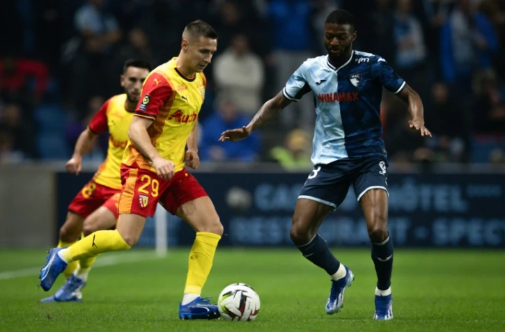 Le Lensois Przemyslaw Frankowski (g) devant le Havrais Josué Casimir, le 20 octobre 2023 au Havre  