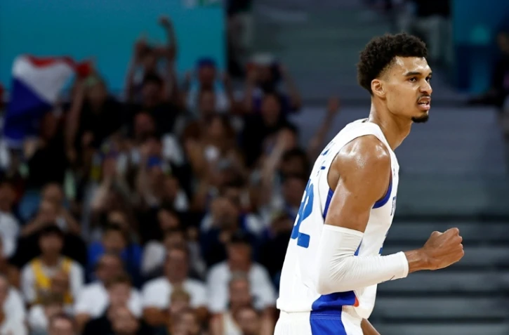 Le basketteur français Victor Wembanyama réagit après avoir marqué lors des Jeux Olympiques de Paris 2024 au stade Pierre-Mauroy à Villeneuve-d'Ascq, dans le nord de la France, le 2 août 2024