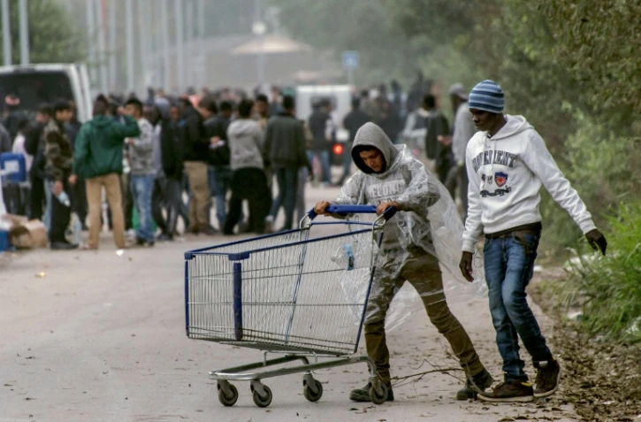 Des jeunes migrants le 1er novembre 2016 dans la "Jungle" à Calais