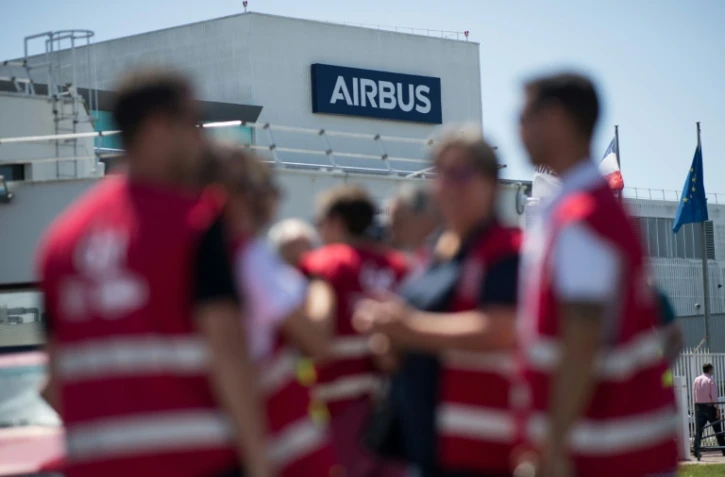 Des salariés d'Airbus réunis devant une usine Airbus, à Montoir-de-Bretagne, le 8 juillet 2020