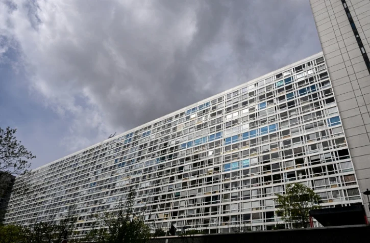 L'immeuble Mouchotte, conçu par l'architecte français Jean Dubuisson et inauguré en 1966 dans le cadre du projet de rénovation urbaine Maine-Montparnasse, le 5 avril 2026 à Paris