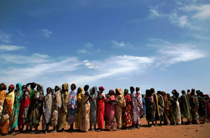 Des femmes et enfants, fuyant les combats dans leurs villages, arrivent au camp de Wau pour personnes déplacées, le 11 mai 2016 au Soudan du Sud