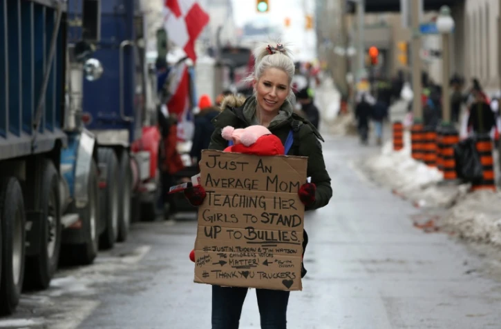 "Mère en mission": des protestataires d'Ottawa emmènent leurs enfants manifester