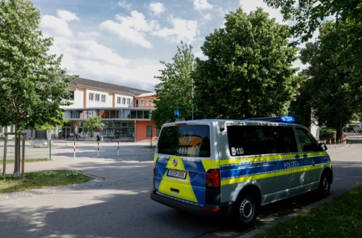  Une voiture de police devant un établissement d'enseignement secondaire à Schongau, où plusieurs personnes ont été blessées et un suspect arrêté après une attaque, le 8 juillet 2026 en Allemagne