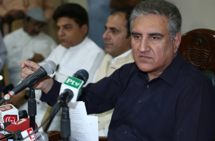 Le ministre pakistanais des Affaires étrangères Shah Mehmood Qureshi (D) participe à une conférence de presse, le 7 avril 2019 à Multan, dans le centre du Pakistan
