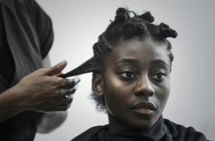 Une cliente d'un salon de coiffure afro spécialisé dans le cheveu naturel frisé et crépu à Bagneux (Hauts-de-Seine), le 19 octobre 2017
