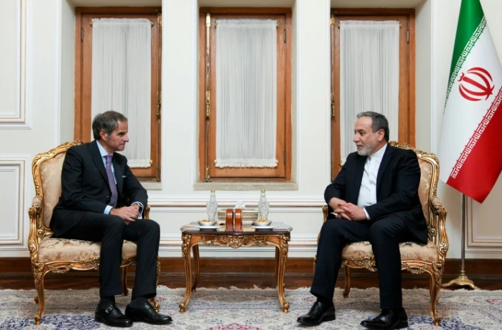 Cette photo fournie par le ministère iranien des Affaires étrangères montre le chef de la diplomatie iranienne Abbas Araghchi (d) recevant le directeur général de l'AIEA Rafael Grossi (g) au siège du ministère à Téhéran, le 16 avril 2025