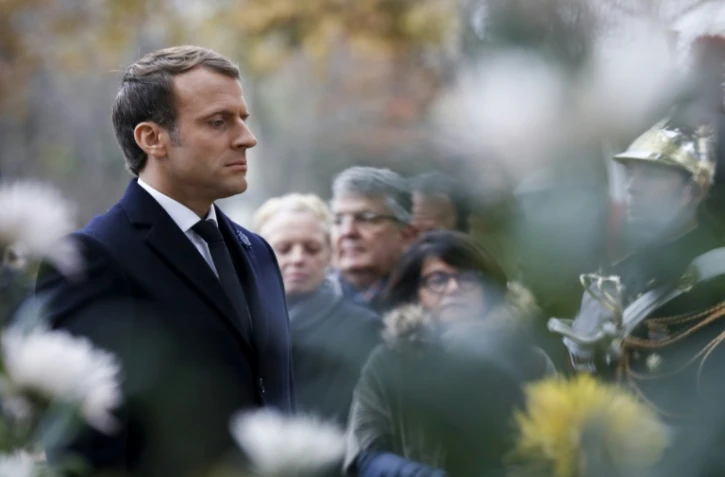 Le président Emmanuel Macron se recueille après avoir déposé une gerbe devant la statue de George Clemenceau à Paris, le 11 novembre 2017
