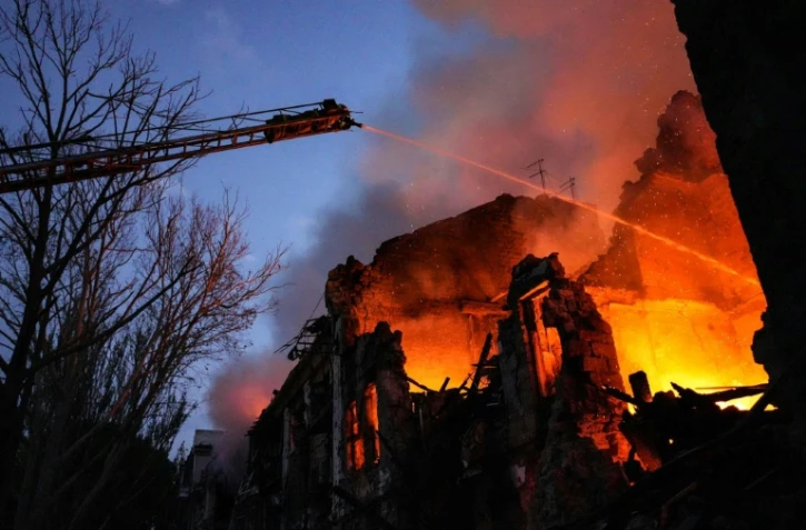 Cette photo transmise par le service ukrainien des situations d'urgence le 20 juillet 2023 montre des secouristes tentant d'éteindre l'incendie provoqué par des frappes russes dans le centre de la ville de Mykolaïv