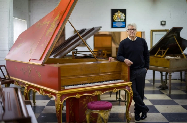David Wilson, collectionneur et restaurateur de pianos, à côté d'un rare piano Pleyel datant de 1925, dans son atelier de Biddenden, le 6 août 2021 dans le sud-est de l'Angleterre