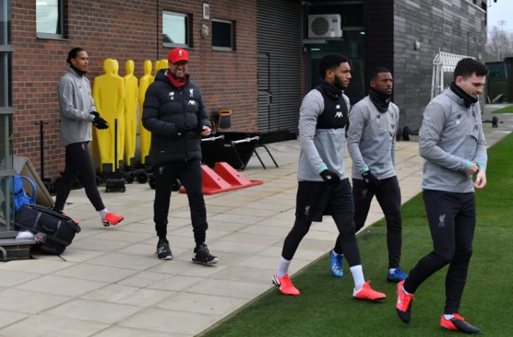 Le manager de Liverpool Jürgen Klopp accompagne ses joueurs à une séance d'entraînement au centre de Melwood au nord-ouest de la ville, le 10 mars 2020