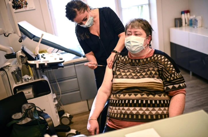 Une patiente souffrant de comorbidité se fait vacciner contre le Covid-19, le 25 février 2021, à Paris