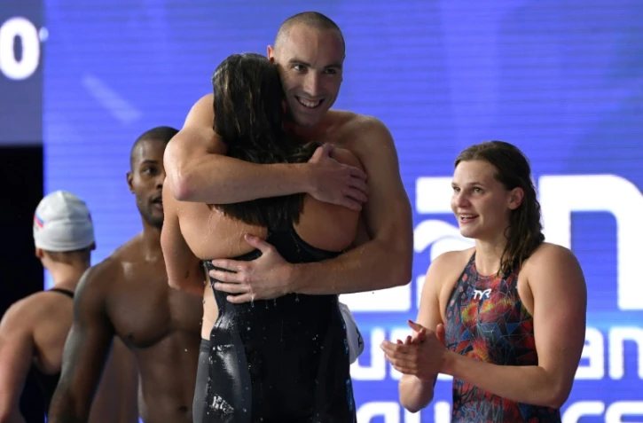Les Français célèbrent la médaille d'or du 4x100 m nage libre mixte lors des championnats d'Europe de Glasgow le 8 août 2018