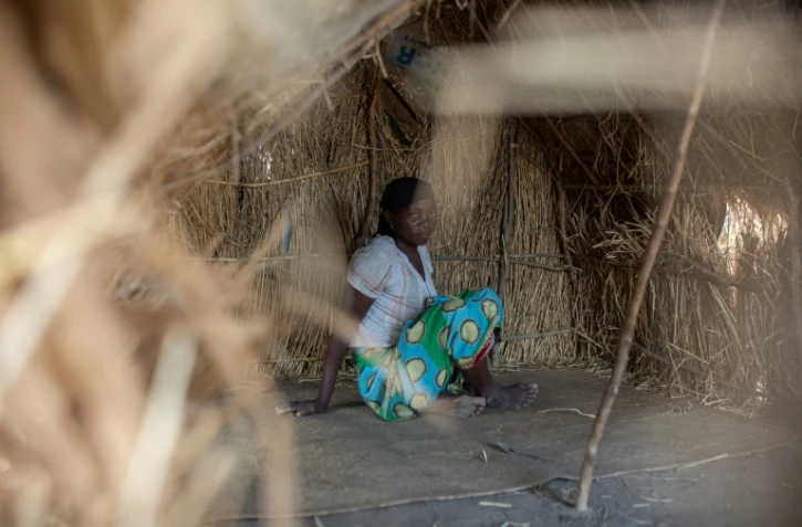 Une déplacée qui a fui les violences jihadistes dans le nord-est du Mozambique, dans le camp du 25 Juin, à Metuge, le 9 décembre 2020