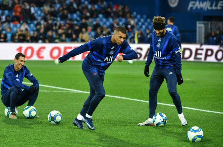 Kylian Mbappé et Neymar à l'échauffement du PSG sous le regard amusé d'Angel Di Maria, avant leur match de Ligue 1 à Montpellier, le 7 décembre 2019