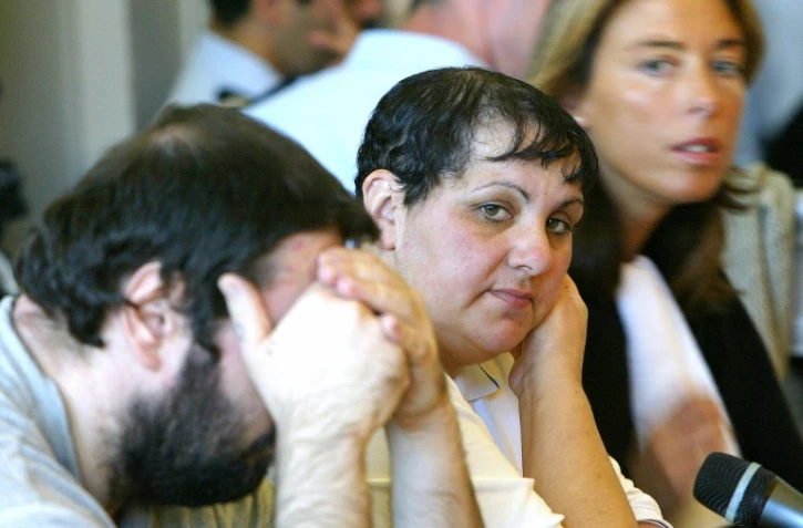 Myriam Delay Badaoui (C) et son mari Thierry Delay avec leur avocate Pascale Pouille Deldicque, au tribunal de Saint-Omer le 8 Juin 2004