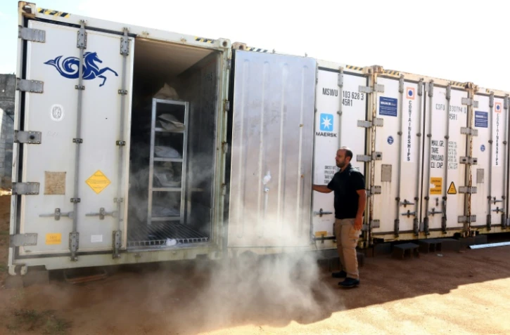 Ali Tuwaileb devant les conteneurs frigorifiques où sont conservés les corps des jihadistes du groupe Etat islamique (EI), le 26 octobre 2017