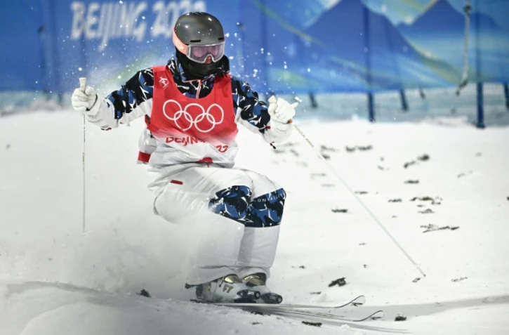 Le Français Benjamin Cavet, lors des qualifications pour la finale de ski de bosses, le 3 février 2022 à Zhangjiakou, à la veille de l'ouverture des Jeux olympiques de Pékin
