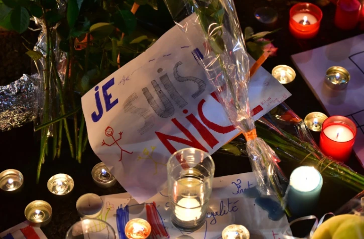 Fleurs et bougies en hommage aux victimes de l'attentat le 15 juillet 2016 à Nice