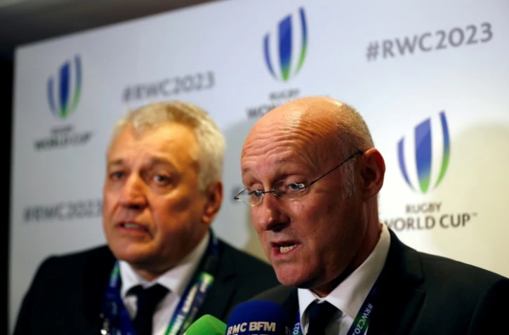 Le président de la Fédération française de rugby (FFR), Bernard Laporte (D), et l'ancien directeur général de la Coupe du monde 2023, Claude Atcher (G), à Londres le 15 novembre 2017