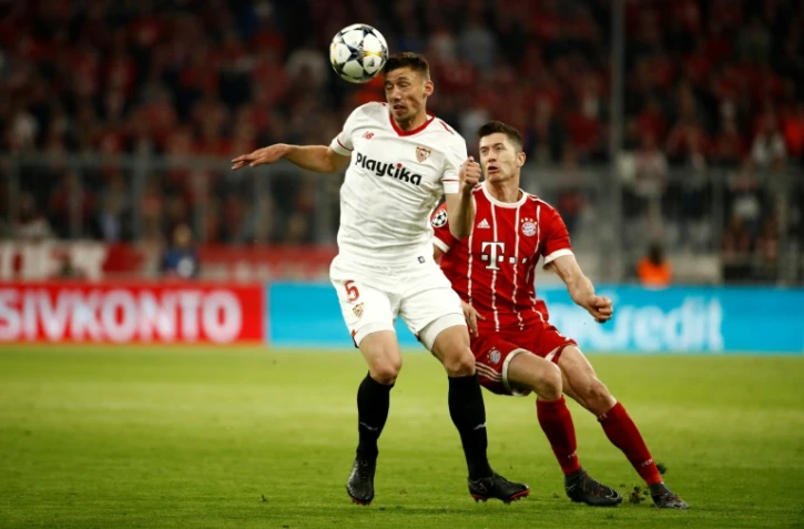 Le Français Clément Lenglet (g), alors défenseur de Séville, à la lutte avec l'attaquant du Bayern, le Polonais Robert Lewandowski, lors du quart de finale retour à Munich, le 11 avril 2018