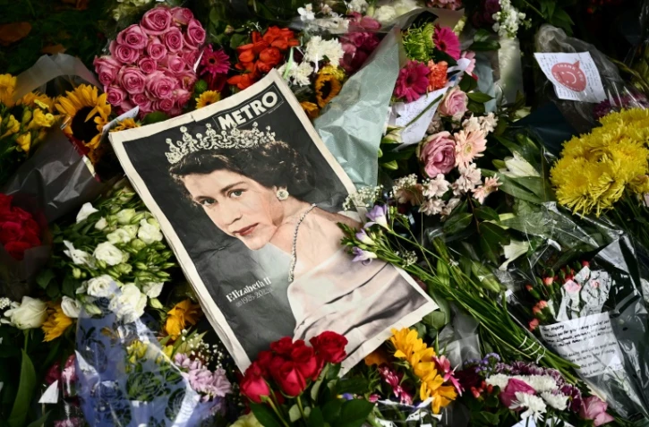 Des fleurs en hommage à la reine Elizabeth II, morte à 96 ans, sont disposées à Green Park, à Londres (Royaume-Uni), le 10 septembre 2022