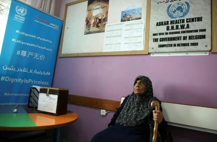 Une réfugiée palestinienne attend de passer un examen médical dans le centre de soins géré par l'Unrwa dans le camp de réfugiés d'Askar, près de Naplouse, dans le nord de la Cisjordanie occupée, le 1er septembre 2018