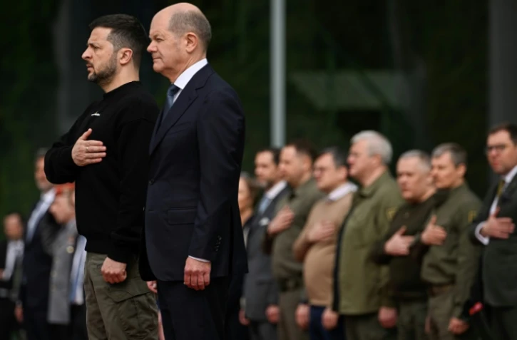 Le chancelier allemand Olaf Scholz (d) et le président ukrainien Volodymyr Zelensky (g) écoutent les hymnes nationaux de leurs pays, le 14 mai 2023, à Berlin