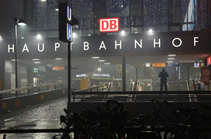 Un policier le 1er janvier 2016 devant la gare centrale fermée à Munich