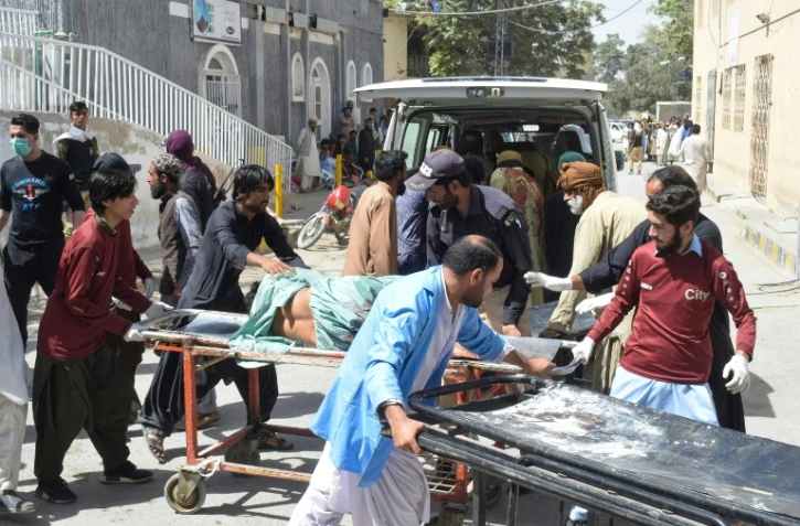 Des ambulanciers évacuent une victime de l'explosion kamikaze de Quetta, dans le Balouchistan, une province du sud-ouest du Pakistan, le 29 septembre 2023