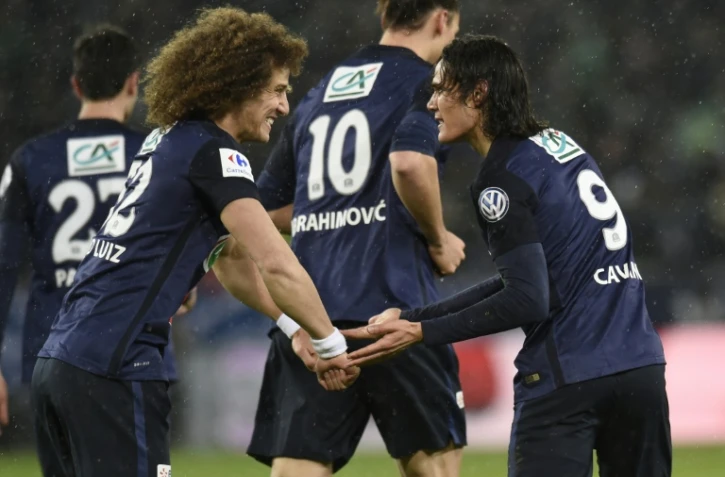 L'attaquant du PSG Edinson Cavani (d) fête un but avec son coéquipier David Luiz en quarts de finale de la Coupe de France, le 2 mars 2016 à Geoffroy-Guichard