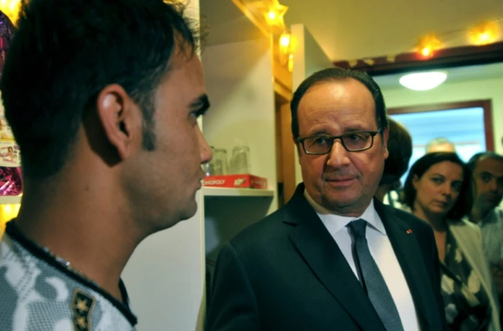 François Hollande avec un Afghan lors d'une visite dans un centre d'accueil et d'orientation (CAO) le 24 septembre 2016 à Tours