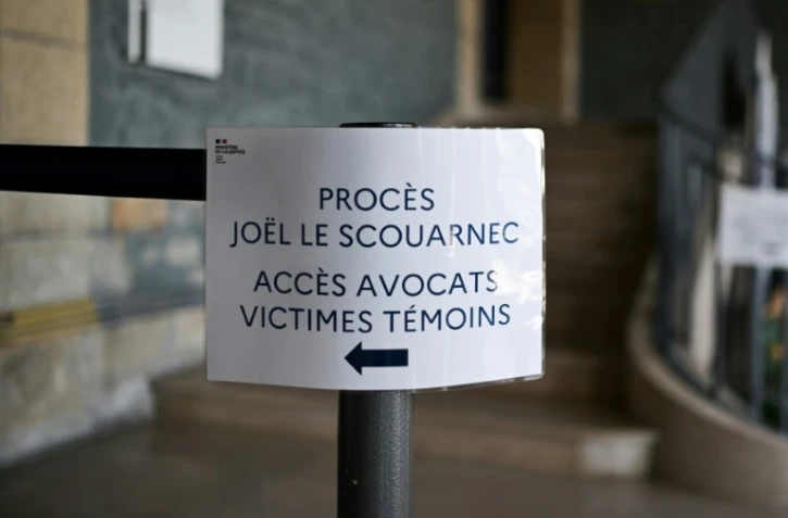 Une affichette "Procès Joël Le Scouarnec, accès avocats, victimes et témoins" au palais de justice de Vannes, le 4 mars 2025 dans le Morbihan