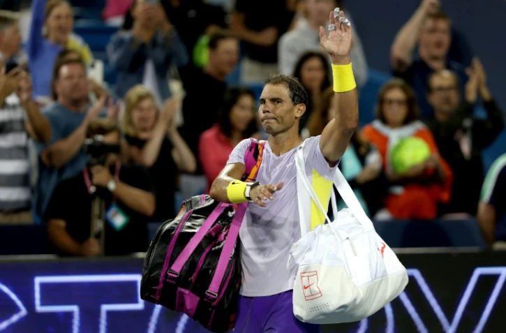 Le joueur espagnol Rafael Nadal salue le public après sa défaite au 1er tour du tounoi de tennis ATP de Cincinnati, le 17 août 2022