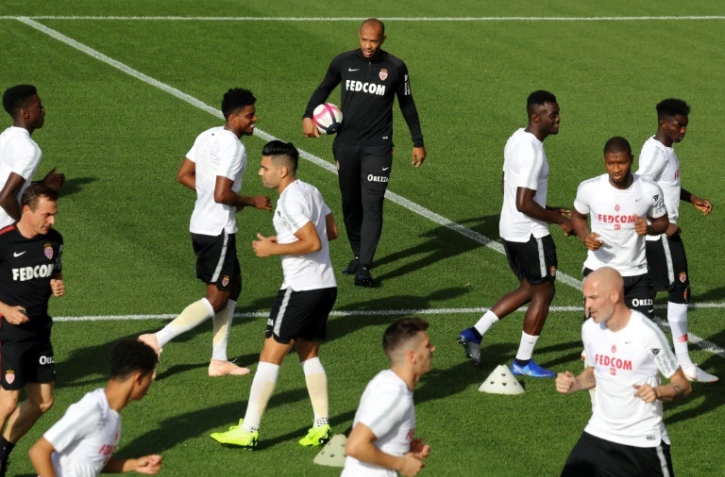 Le nouvel entraîneur de Monaco, Thierry Henry (c), entraîne son équipe, à La Turbie, le 18 octobre 2018