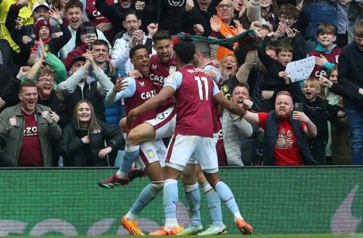 L'attaquant d'Aston Villa Ollie Watkins et ses coéquipiers célèbrent leur second but contre Newcastle United dans le Villa Park de Birmingham en Angleterre le 15 avril 2023 
