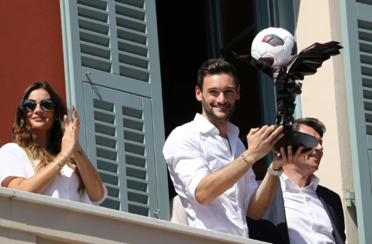 Hugo Lloris apparaît au balcon de la mairie de Nice, sa ville natale, aux côtés de sa femme Marine et du maire Christian Estrosi, le 18 juillet 2018