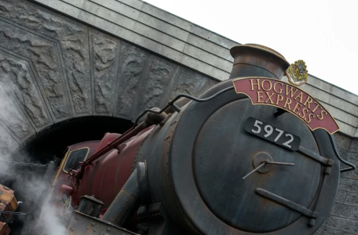 Le fameux train qui mène les sorciers à Poudlard, lors de la grande inauguration du nouveau parc à thème Harry Potter, à Hollywood, le 7 avril 2016