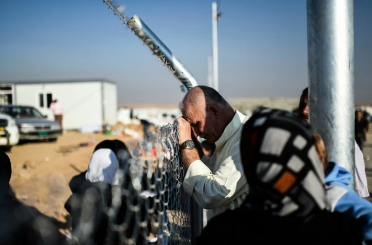Un homme qui a fui les combats entre forces irakiennes et l'EI attend de retrouver ses proches dans un camp de réfugiés dans la région de Khazir, entre Erbil et Mossoul, le 5 novembre 2016
