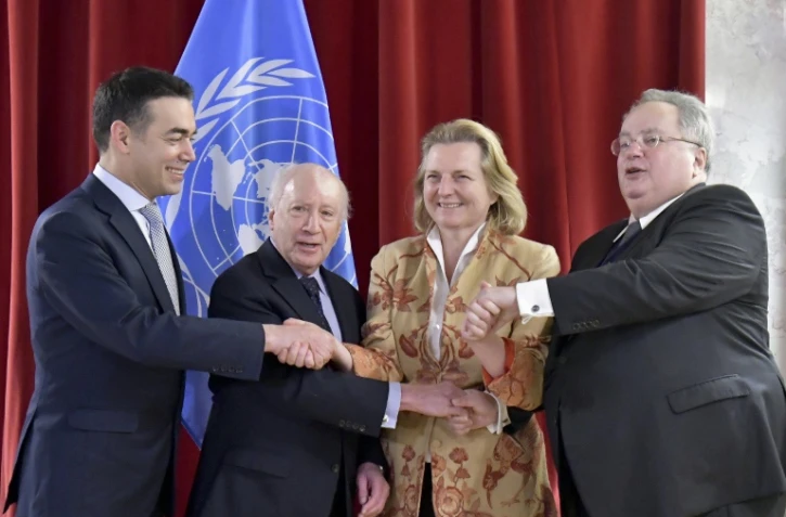 Le ministre macédonien des Affaires étrangères Nikola Dimitrov, l'émissaire de l'ONU Matthew Nimetz, les chefs de la diplomatie autrichienne Karin Kneisslet grecque Nikos Kotzias à Vienne, le 30 mars 2018