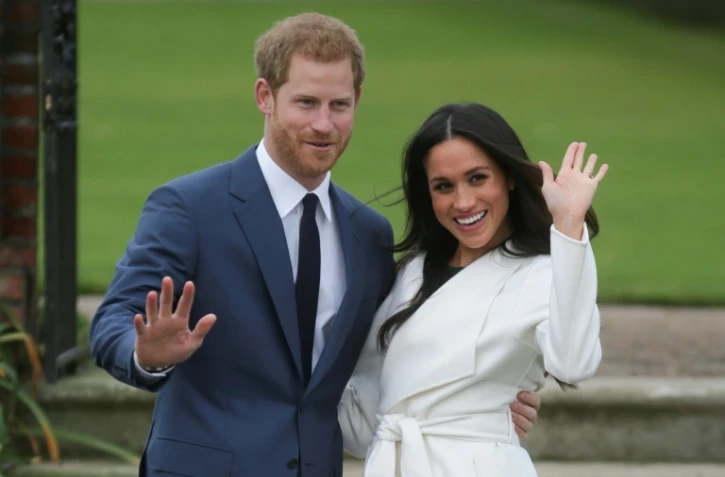 Le prince Harry et sa fiancée, l'actrice américaine Meghan Markle posent devant les photographes à Kensington Palace à Londres le 27 novembre 2017.