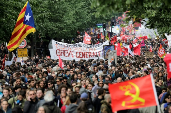 Des manifestants participent au défilé du 1er mai 2018 à Paris