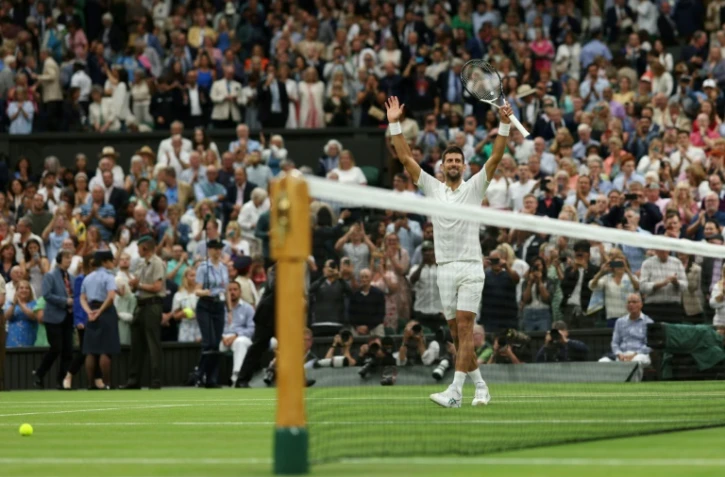 Novak Djokovic après sa victoire en demi-finale du tournoi de Wimbledon face à Jannik Sinner le 14 juillet 2023. Le Serbe est en chasse d'un 24e titre dans un tournoi du Grand Chelem, record absolu dont Margaret Court est actuellement la seule détentrice