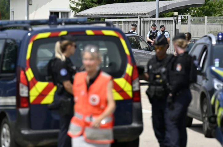 Des gendarmes contrôlent l'accès au collège de Nogent (Haute-Marne) où une surveillante a été poignardée à mort par un élève de 15 ans le 10 juin 2025