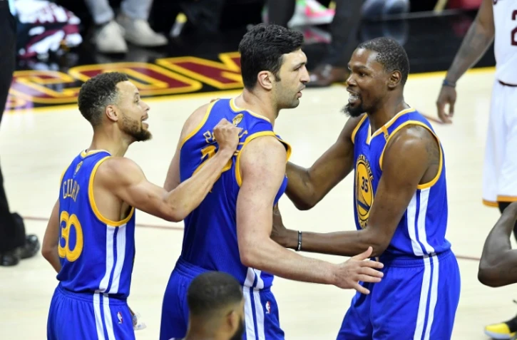 Stephen Curry, Zaza Pachulia et Kevin Durant ont permis à Golden State de dominer Cleveland dans sa salle,  le 7 juin 2017 à Cleveland