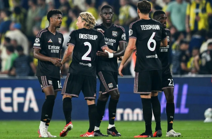 Les joueurs lyonnais à l'issue de leur match nul 1-1 contre Fenerbahçe en barrage aller de la Ligue des champions à Istanbul, le 18 août 2026 