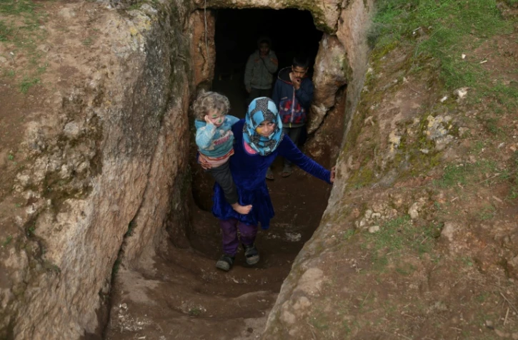 Des déplacés syriens à l'entrée d'un abri souterrain dans lequel ils ont trouvé refuge dans la province d'Idleb, le 23 février 2020